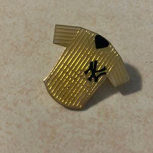 2005 Yankees jersey single back pin